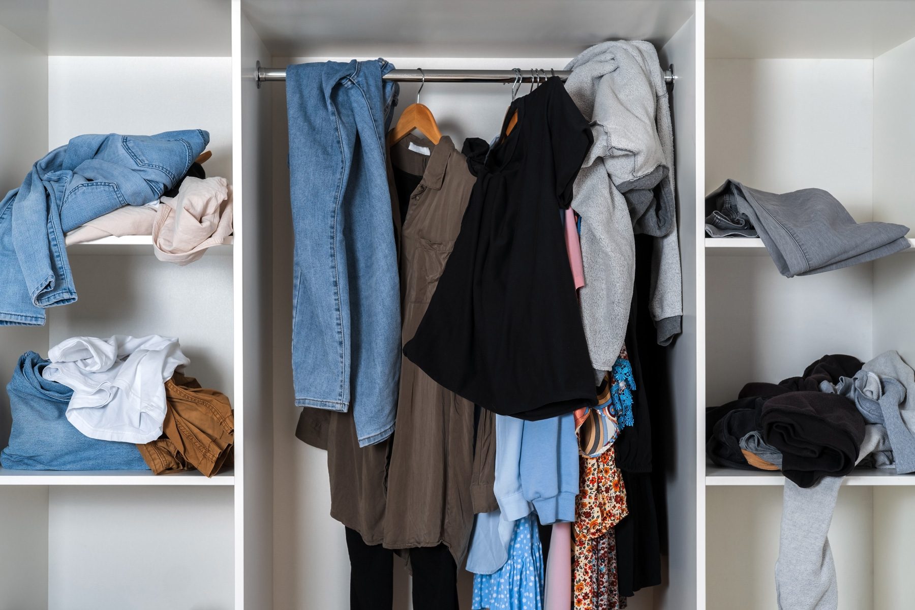 5 Tips for Decluttering and Organizing Your Closet