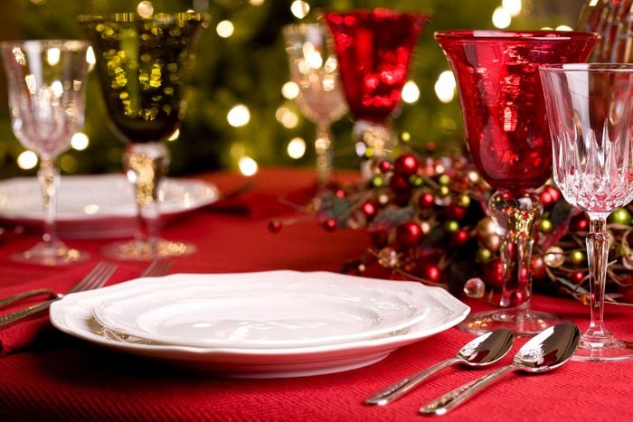 Have Yourself A Very 1990s Inspired Christmas Extra Festive Table Settings Gettyimages 182175789